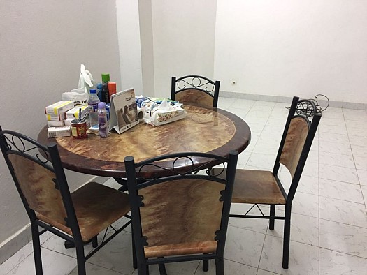 Table avec quatre chaises en bois