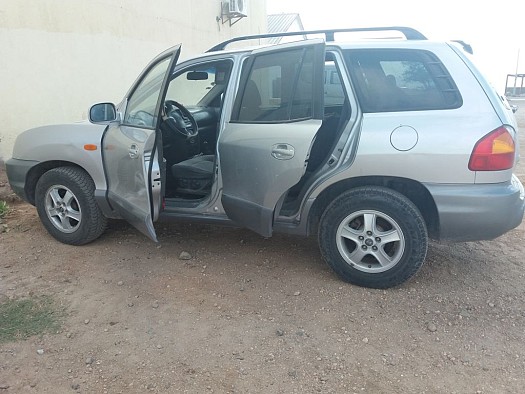 Voiture Santa Fe Europeenne Avec Pieces D Echange Original A Donne