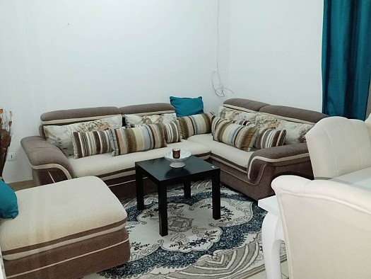 Meuble avec tapis, rideau et table basse