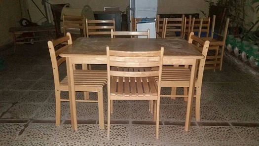 Table avec ses quatre chaises