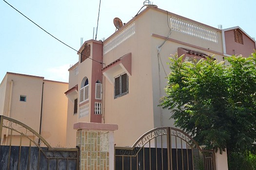 Maison F2 et des Chambres Celibataire Climatisées avec le réfrigérateur inclus dans la maison