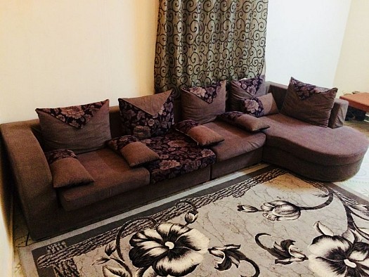 Salon L avec tapis + rideaux