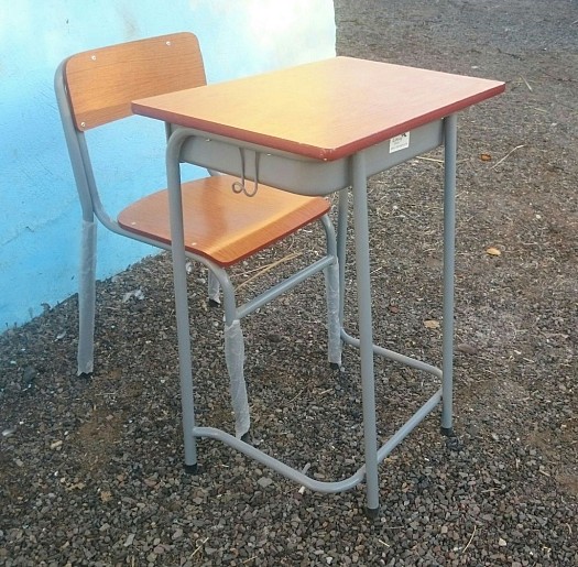 Tables et chaises neuves à prix cassé