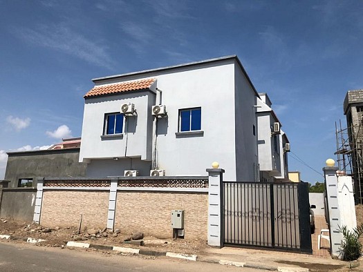 Immeuble avec 4 appartements F3 meublés situé à Côté de l’Ambassade des Etats-Unis