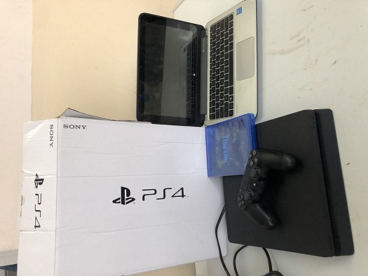 Vente un ps4 et un mini laptop