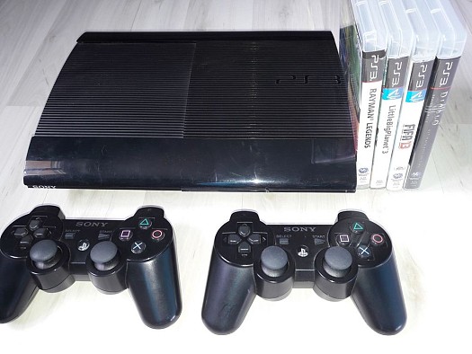 PS3 Ultra Slim 500 GB + 4 jeux
