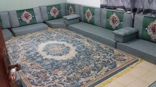 Salon saoudien moderne tout neuf avec rapid et rideau