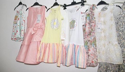 Robes filles colorées disponibles en plusieurs tailles