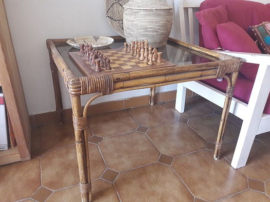 table basse en rotin et verre