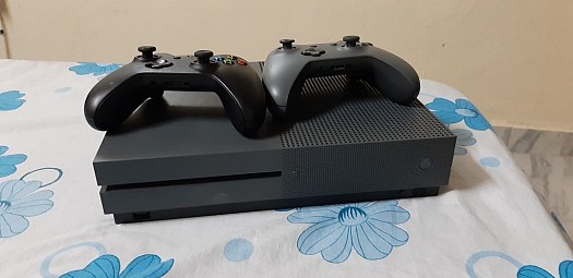 XboX One S + 2 manettes