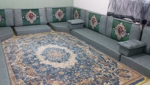 beau salon saoudien modene tout neuf avec son tapis et rideau