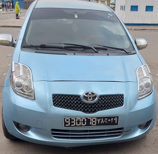 Véhicule Toyota Yaris automatique très bon état