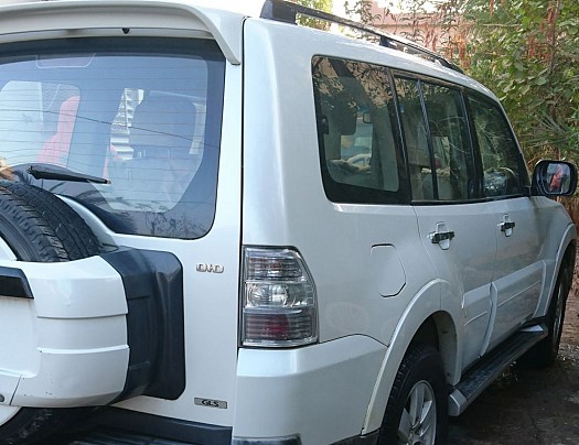 Mitsubishi Pajero blanche