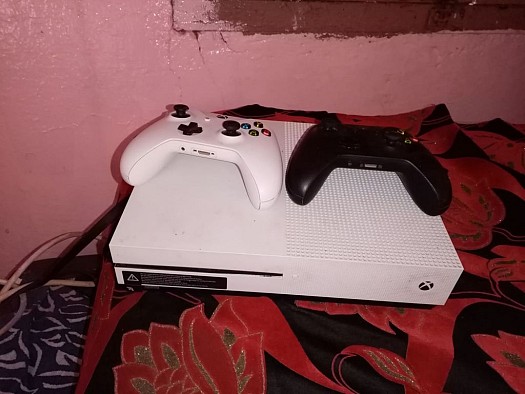 XBOX ONE S+ 2 manettes