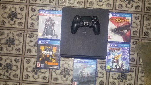 Console et cd jeu ps4