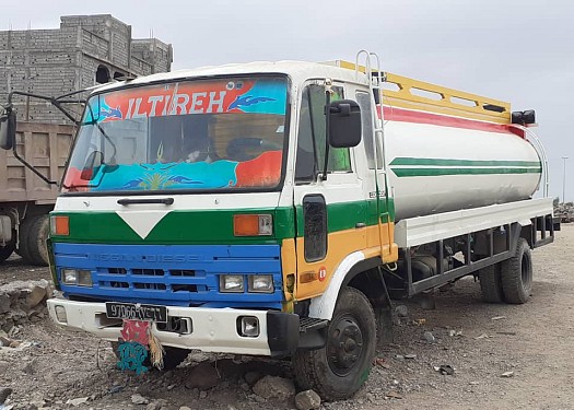 Camion citerne Nissan