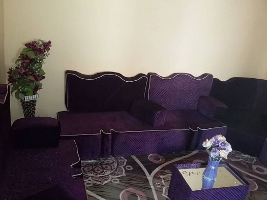 Salon 3 étages avec tapis avec le décoration le fleurs sans rideaux occasion à ne pas rater prix négociable..