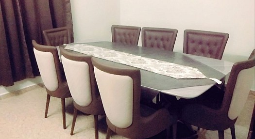 Table a manger en marbre marron moderne et bois