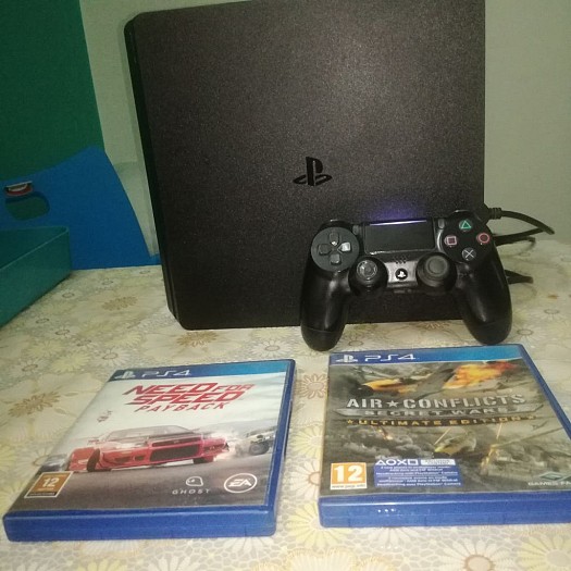 PS4 slim 500 gb + 3 jeux Offerts + 1 manette