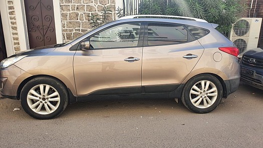 V Hyundai Tucson