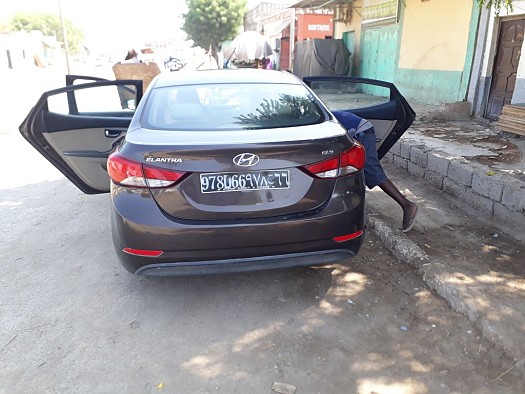 Voiture de marque hyundai ELANTRA