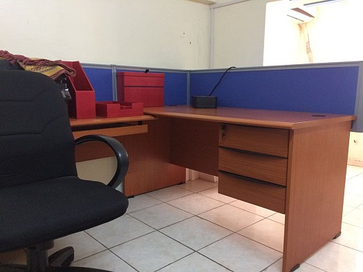 Office Desk / Table de Bureau
