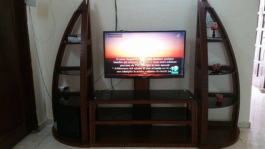 Table télé spéciale avec TV