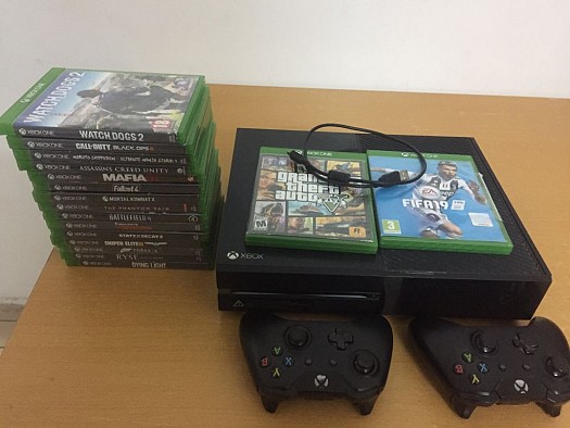 Xbox one , 2 manettes, 17cd et un chargeur