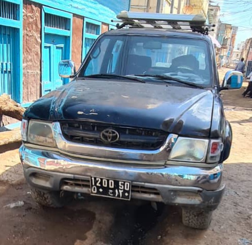 Voiture Hilux 4x4 noir