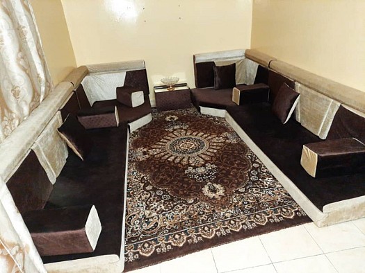 Qaaci/salon avec rideau et tapis