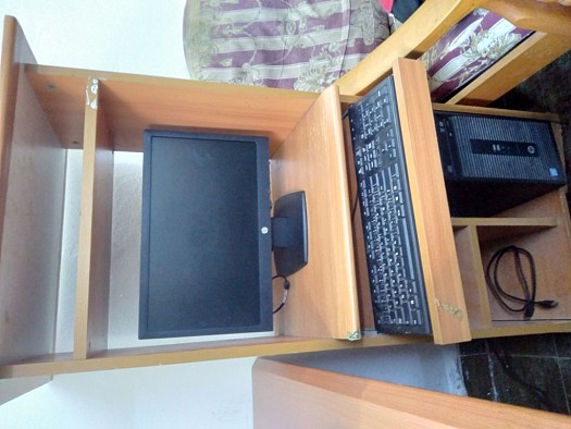 Vends PC du bureau tout neuf avec son Table