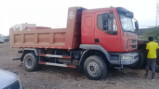 À vendre camion benne 8 m3 quasi neuf