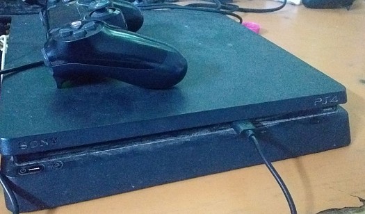 Playstation 4 et une manette