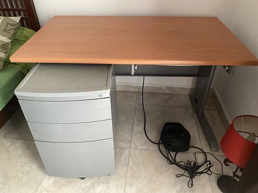 Bureau avec ses tiroirs