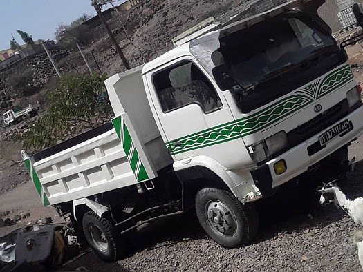 Camion benne 4 m2 Nissan Diesel