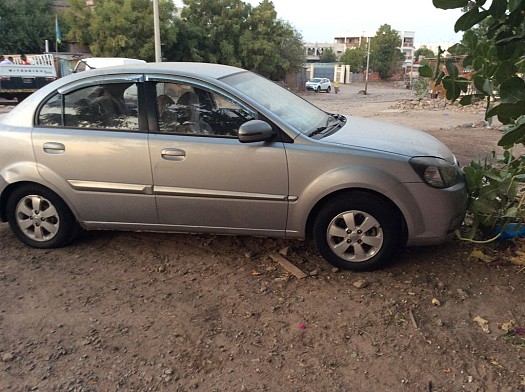 Voiture marque Kia Pride 2012.