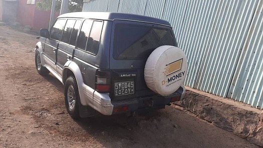 Voiture Mitsubishi Pajero en bon état.