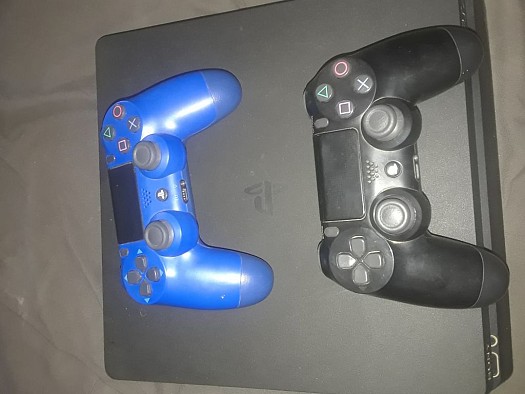 Playstation 4 avec 2 manettes