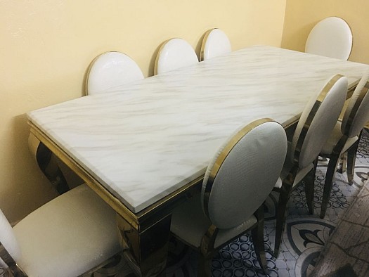 Table à manger de 8 chaises utilisées un mois et demi