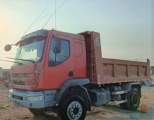 Camion à Benne Sinotruk Presque neuf