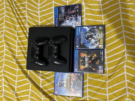 PlayStation 4 + 4 jeux