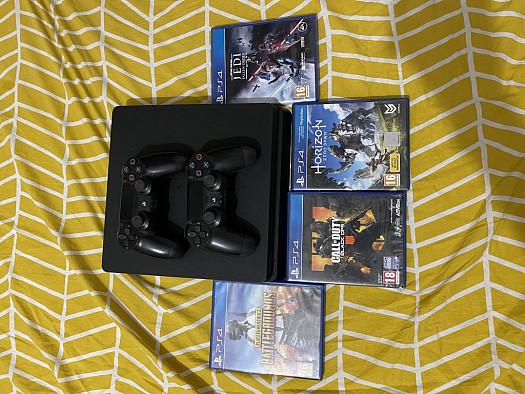 PlayStation 4 + 4 jeux
