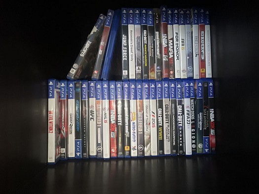 Plus de quarante CD PS4 à vendre à bon prix