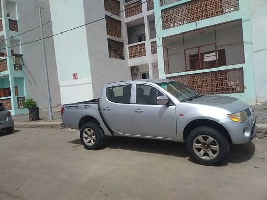 Voiture de Marque Mitsubishi Pick- up L200 en très bon état.