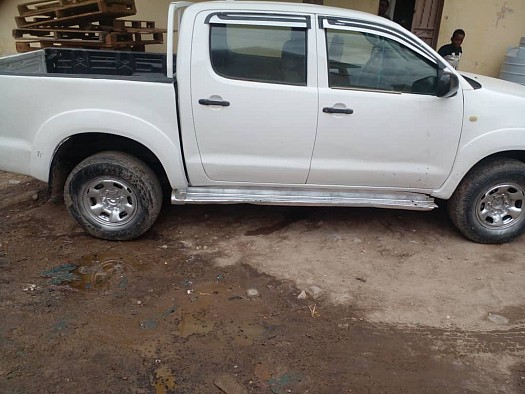 Voiture Toyota Hilux en bon état avec un moteur intact.