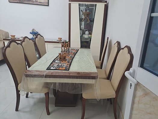 Table a mange avec son armoire en Vitre