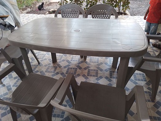 Table avec quatre chaises