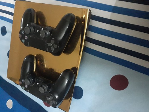 Playstation 4 et 2 Manettes