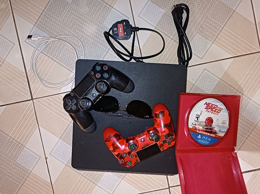 PS4 Slim occasion 2 CDs et manettes
