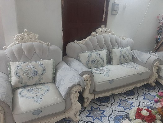Salon occasion presque neuf avec rideau et tapis